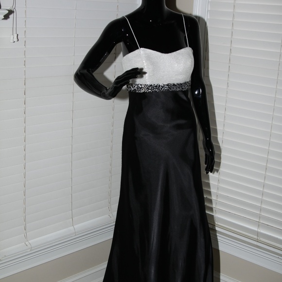 Formal Prom Dress White Seq. Black - Size 4 NWT - Picture 2 of 3